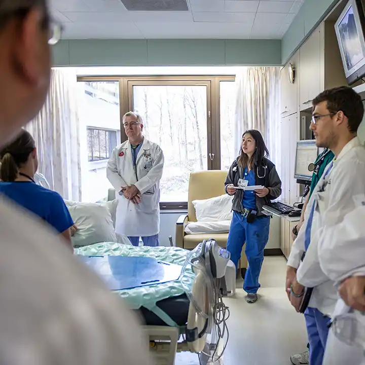 Medical personnelle in a room.