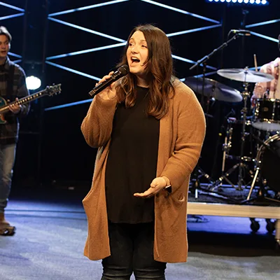 Ashlynn Robinette leading worship