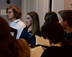 DCSemesterstudentsinclasshavingadiscussion